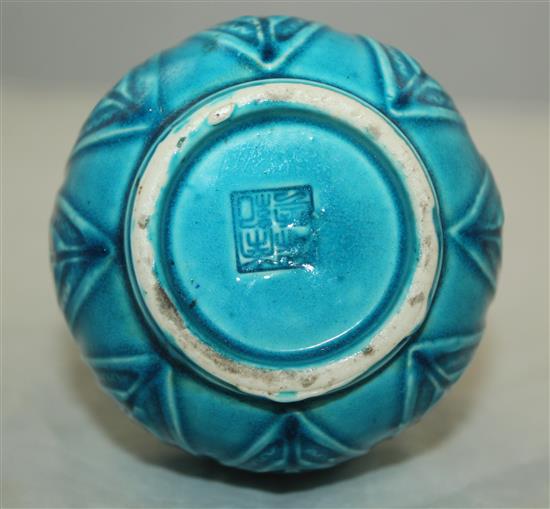 A Chinese turquoise glazed arrow vase, hu, late 19th / early 20th century 17cm